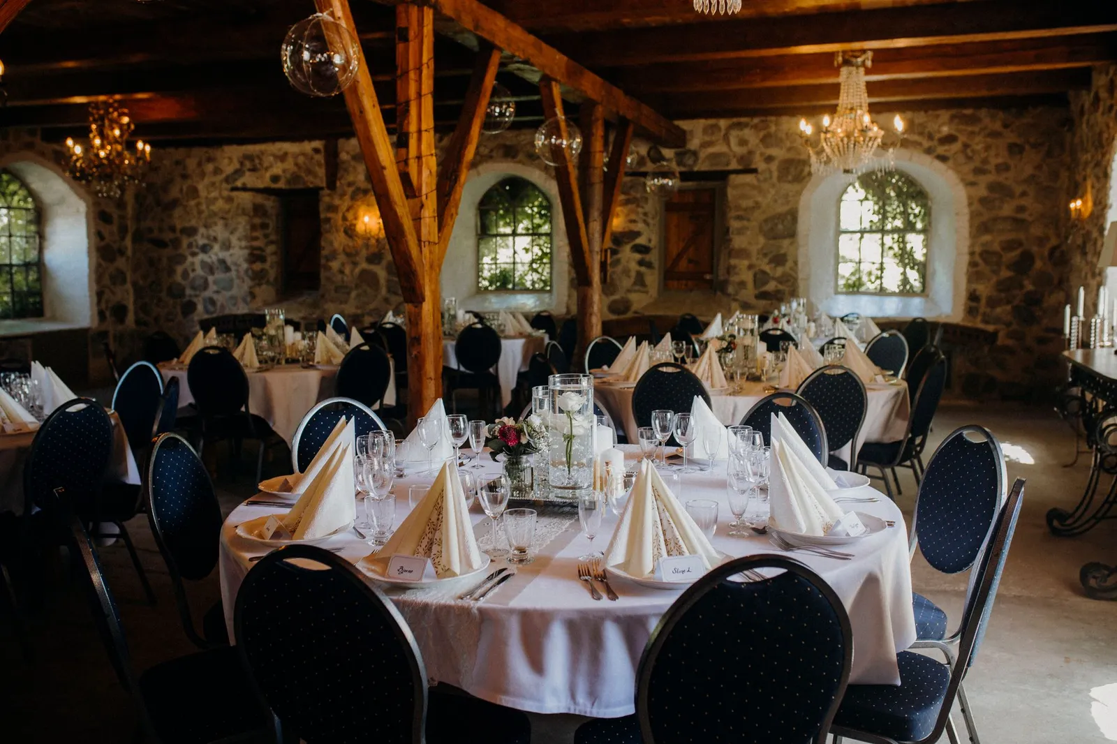 Sala del ristorante con muri in pietra e tavoli apparecchiati