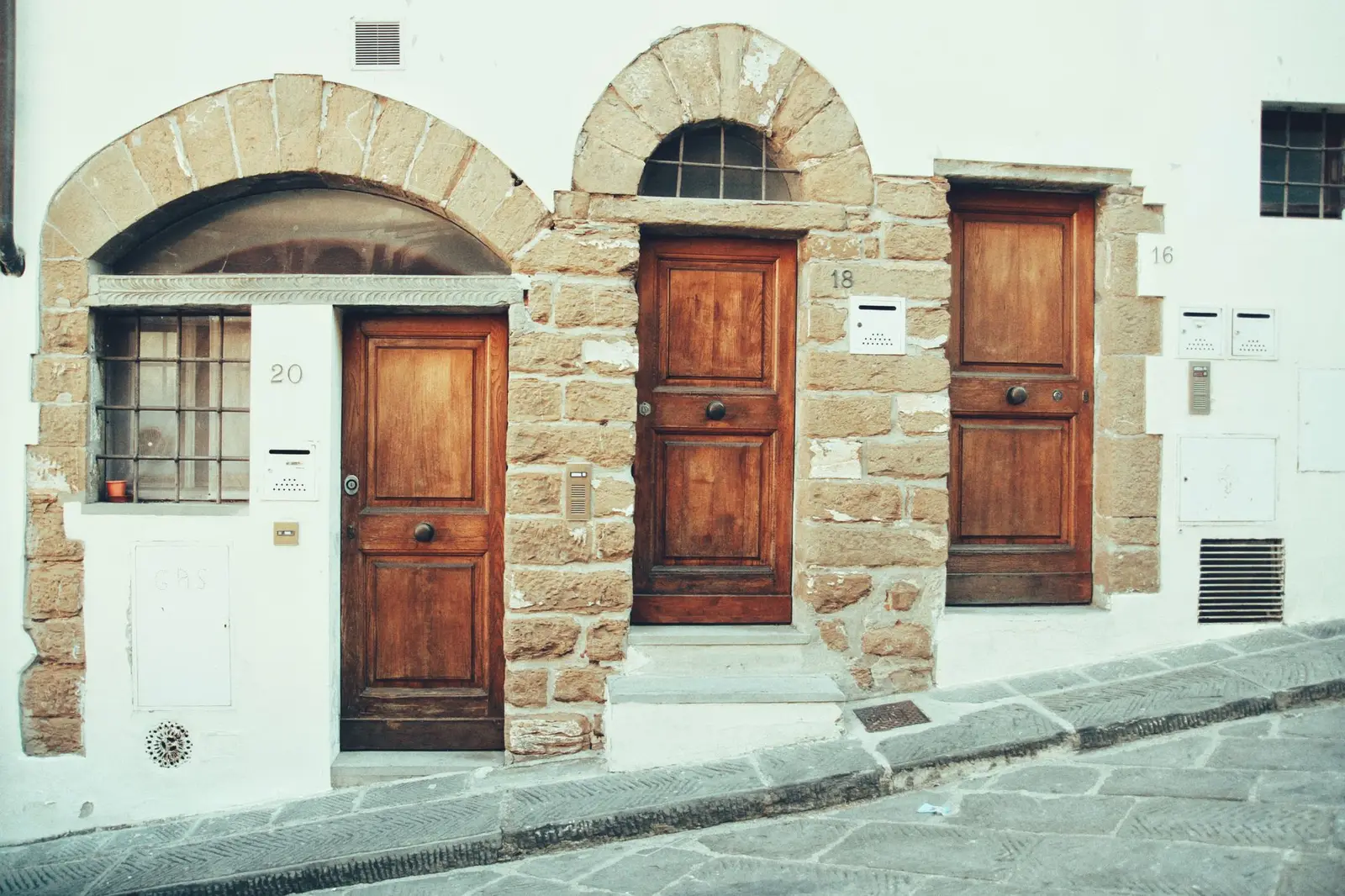 Portone in legno sotto archi di pietra